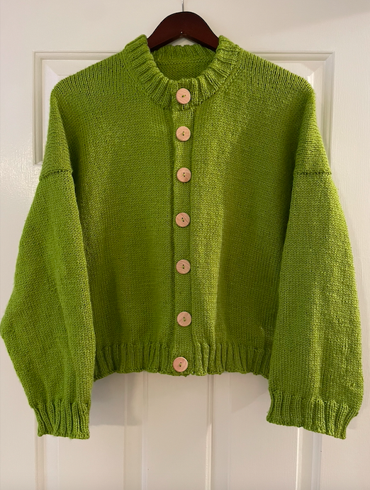 Green cardigan with 7 wooden buttons 